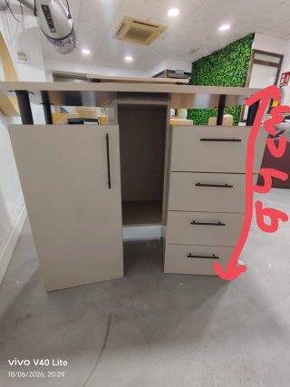 Mostrador moderno con diseño geométrico