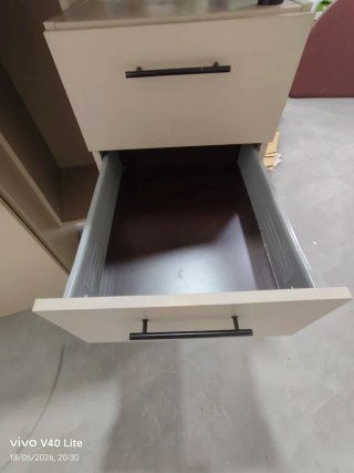 Mostrador moderno con diseño geométrico