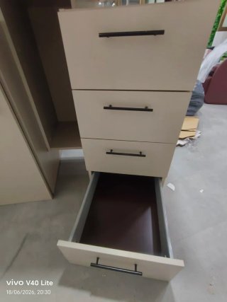 Mostrador moderno con diseño geométrico