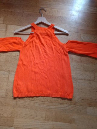 Jersey naranja hombros descubiertos