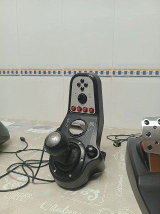 Volante Logitech G25 con Pedales y Palanca