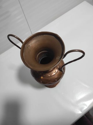 Jarrón Ánfora de cobre repujado antiguo