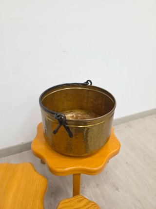 Decorazione in bronzo martellato