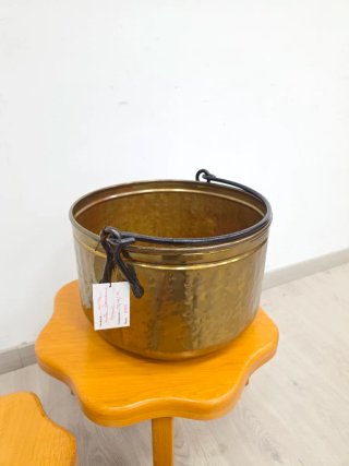 Decorazione in bronzo martellato