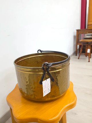 Decorazione in bronzo martellato