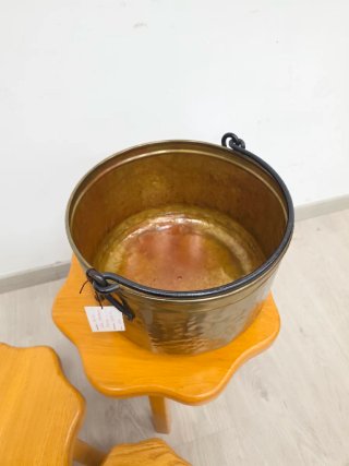 Decorazione in bronzo martellato