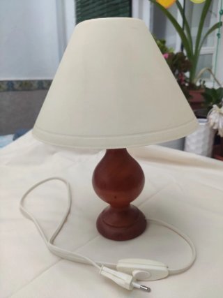 Lámpara de sobremesa madera y plástico