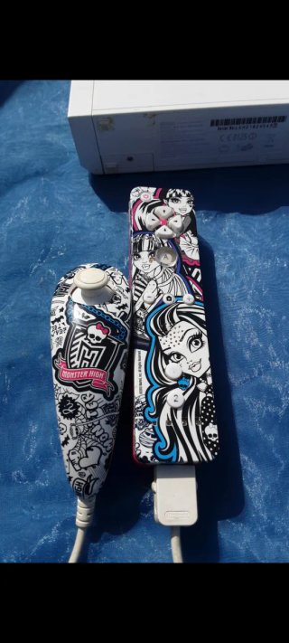 Nintendo Wii + 2 mandos + Nunchuk Monster High