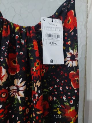 Blusa floral negra y roja talla S