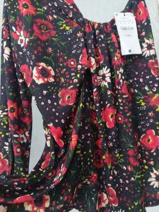 Blusa floral negra y roja talla S