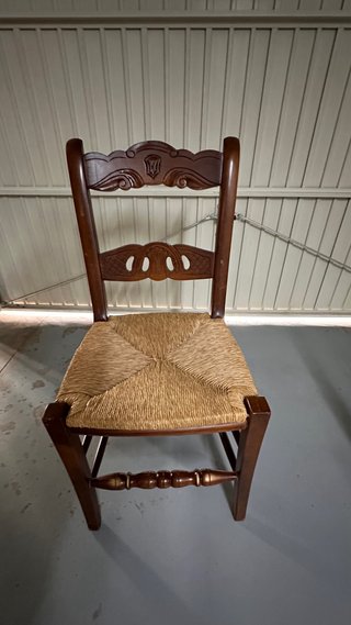 Sillas de madera con asiento de enea. 28€ las dos