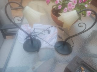 Lampade da tavolo beige e nere