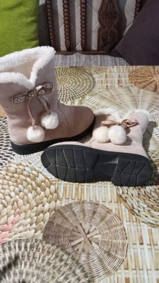 Botas niña beige con pompón