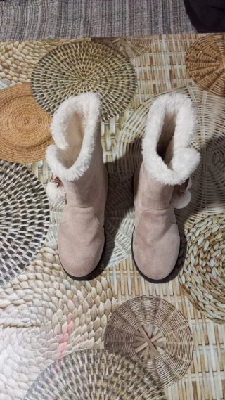 Botas niña beige con pompón