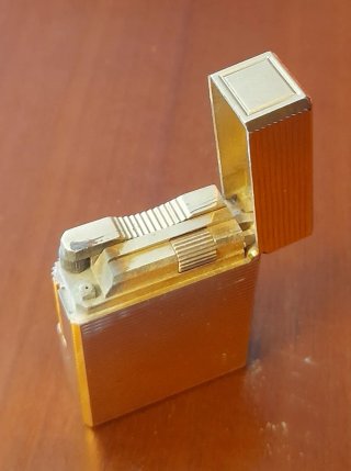 Elegante mechero S.T. Dupont Paris chapado en oro