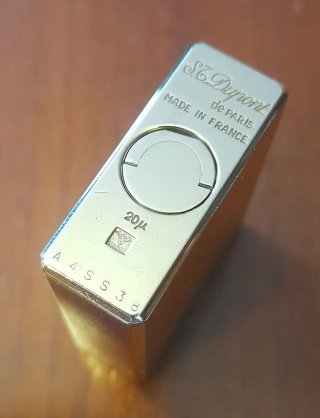 Elegante mechero S.T. Dupont Paris chapado en oro