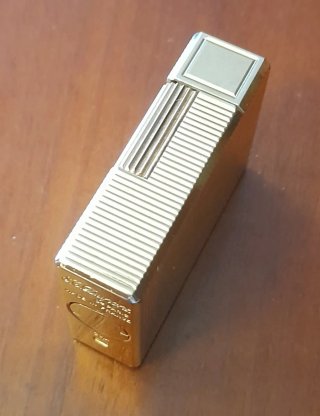 Elegante mechero S.T. Dupont Paris chapado en oro