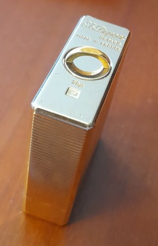 Elegante mechero S.T. Dupont Paris chapado en oro