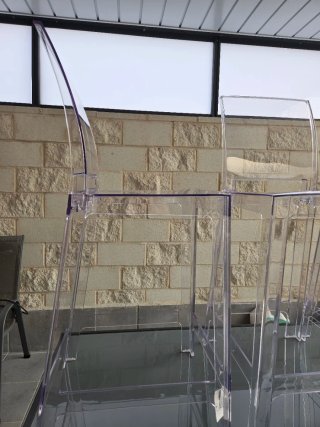 Juego de 4 sillas altas transparentes
