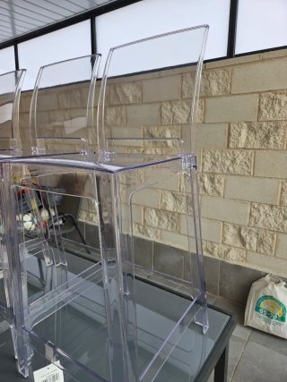 Juego de 4 sillas altas transparentes