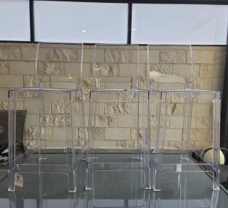 Juego de 4 sillas altas transparentes