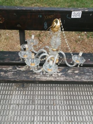 Lámpara de araña de cristal y oro