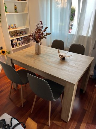 Mesa de comedor de madera