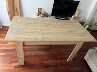 Mesa de comedor de madera