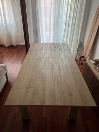 Mesa de comedor de madera