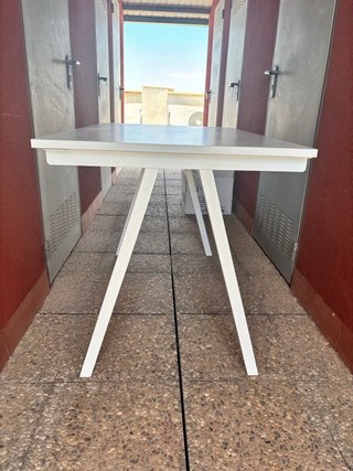 Mesa de escritorio blanca