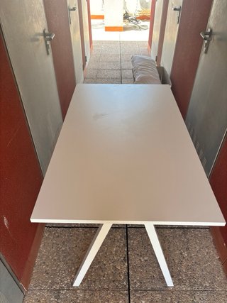 Mesa de escritorio blanca