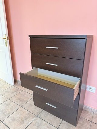 Cómoda cajonera de madera marrón