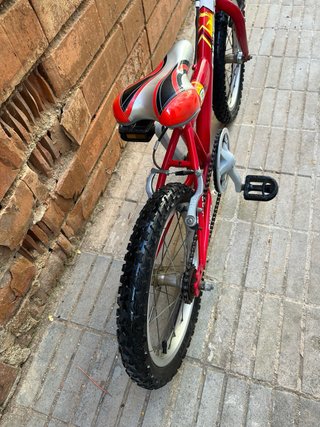 Bicicleta infantil roja