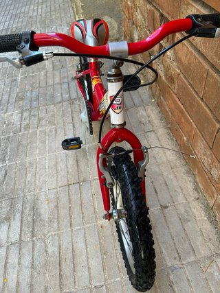 Bicicleta infantil roja