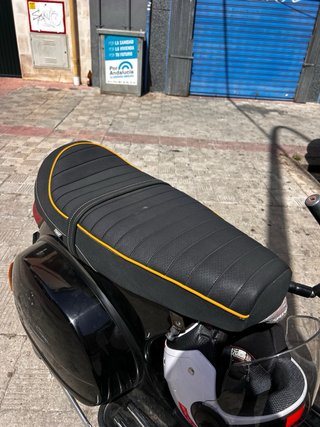Asiento Vespa PX 125 Negro con ribete amarillo