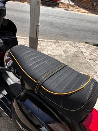 Asiento Vespa PX 125 Negro con ribete amarillo
