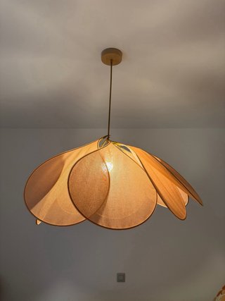 Lampada a sospensione in tessuto e legno