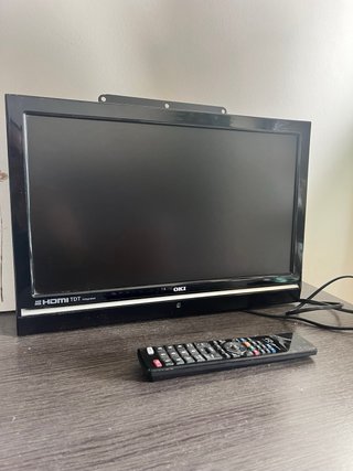 Televisor OKI Negro con Soporte Pared y Mando