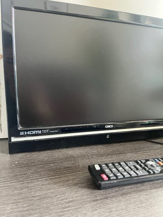 Televisor OKI Negro con Soporte Pared y Mando