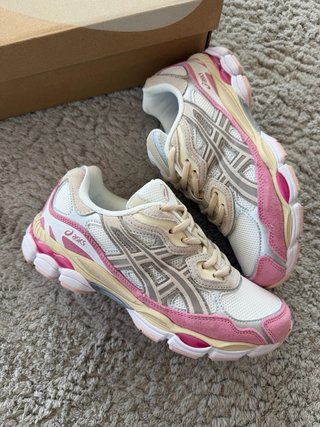 Zapatillas Asics rosas y blancas, azules y negras
