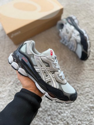 Zapatillas Asics rosas y blancas, azules y negras