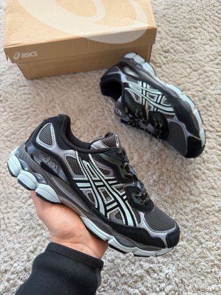 Zapatillas Asics rosas y blancas, azules y negras