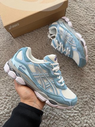 Zapatillas Asics rosas y blancas, azules y negras