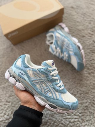 Zapatillas Asics rosas y blancas, azules y negras