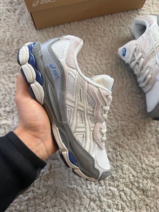 Zapatillas Asics rosas y blancas, azules y negras