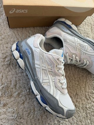 Zapatillas Asics rosas y blancas, azules y negras