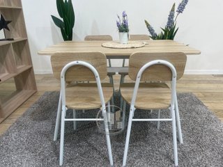 MESA CON 4 SILLAS