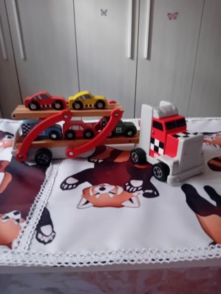 Camion Trasportatore con 5 Auto in Legno