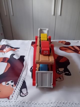 Camion Trasportatore con 5 Auto in Legno