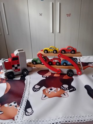 Camion Trasportatore con 5 Auto in Legno